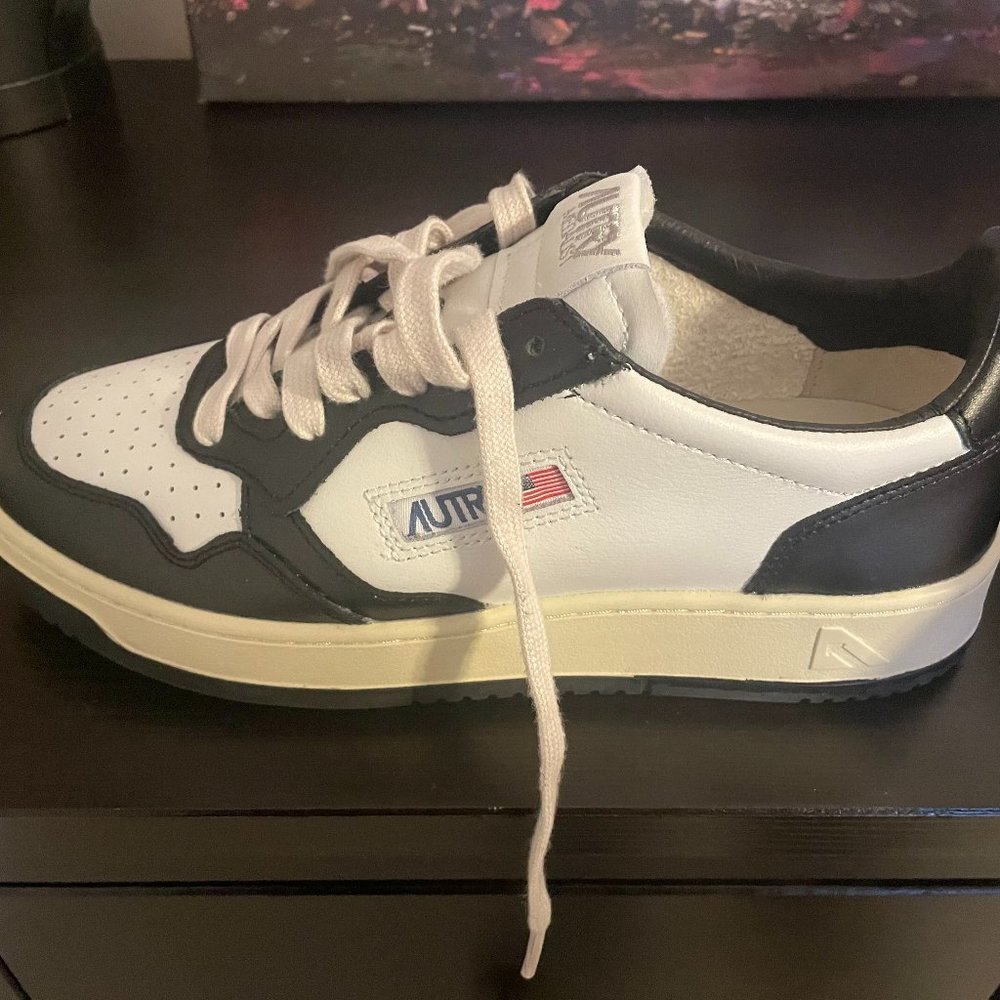 AUTRY MEDALIST LOW SNEAKERS IN TWO-TONE LEATHER WHITE AND BLACK-MENS SIZE 40,